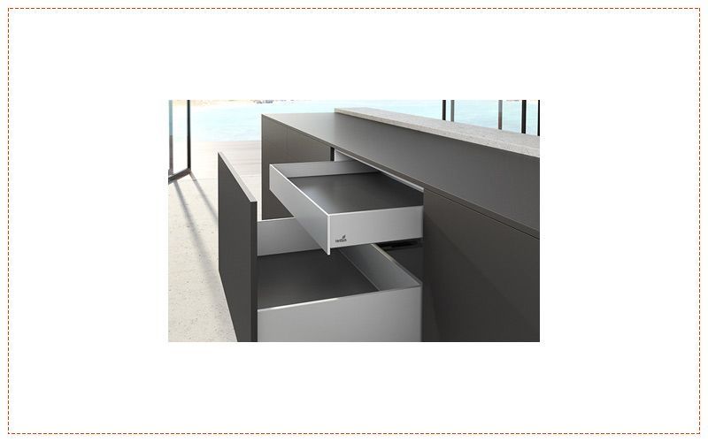 Una imagen de una cocina con un cajón abierto.