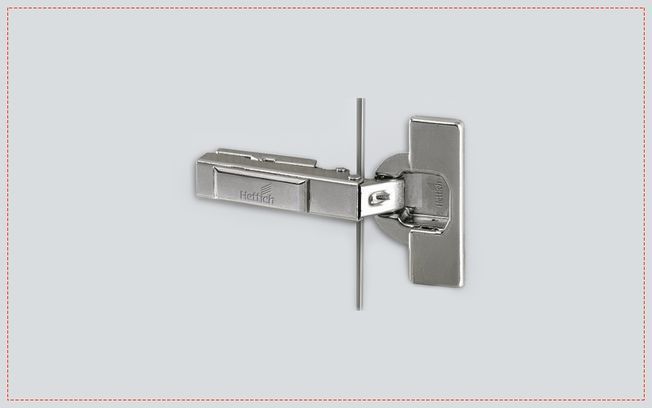 Un primer plano de una bisagra de puerta de armario sobre un fondo blanco.