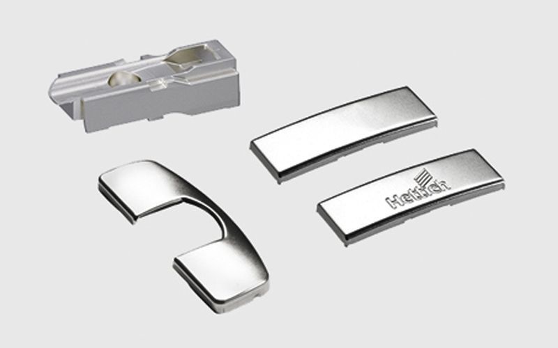 Un montón de piezas de metal están colocadas una encima de otra sobre una superficie blanca.