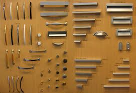 Hay muchos tipos diferentes de tiradores en la pared.