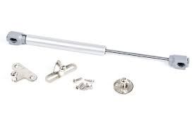 Un primer plano de un resorte de gas con varias partes sobre un fondo blanco.