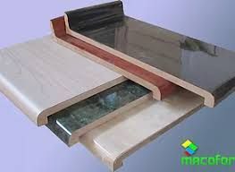 Un montón de diferentes tipos de encimeras se apilan una encima de otra sobre una mesa.