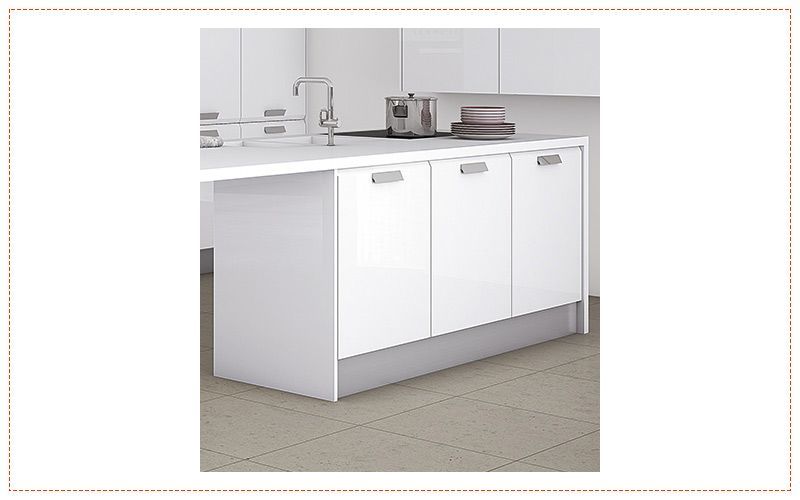 Una cocina con gabinetes blancos y piso de baldosas grises.