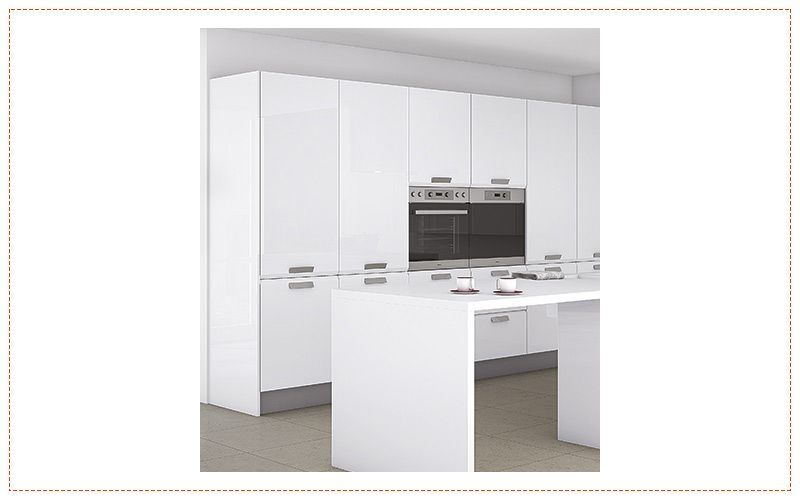 Una cocina con gabinetes blancos y electrodomésticos de acero inoxidable.