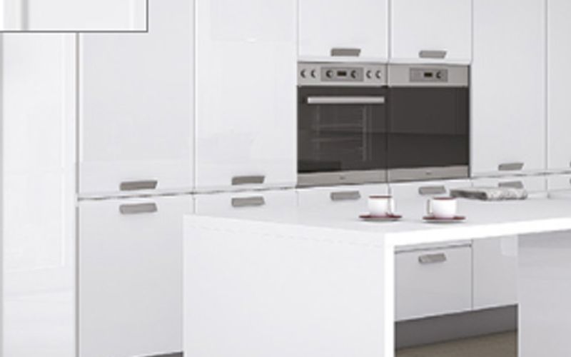 Una cocina con gabinetes blancos, electrodomésticos de acero inoxidable y una isla grande.