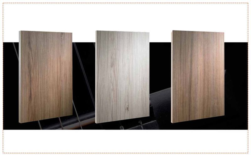 Se muestran tres tipos diferentes de madera sobre un fondo negro.