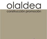 Logotipo para Olaldea, construcción y promoción, con texto sobre un rectángulo de color tostado.