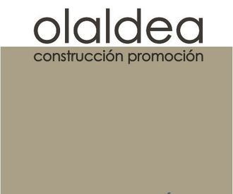 Logotipo para Olaldea, construcción y promoción, con texto sobre un rectángulo de color tostado.