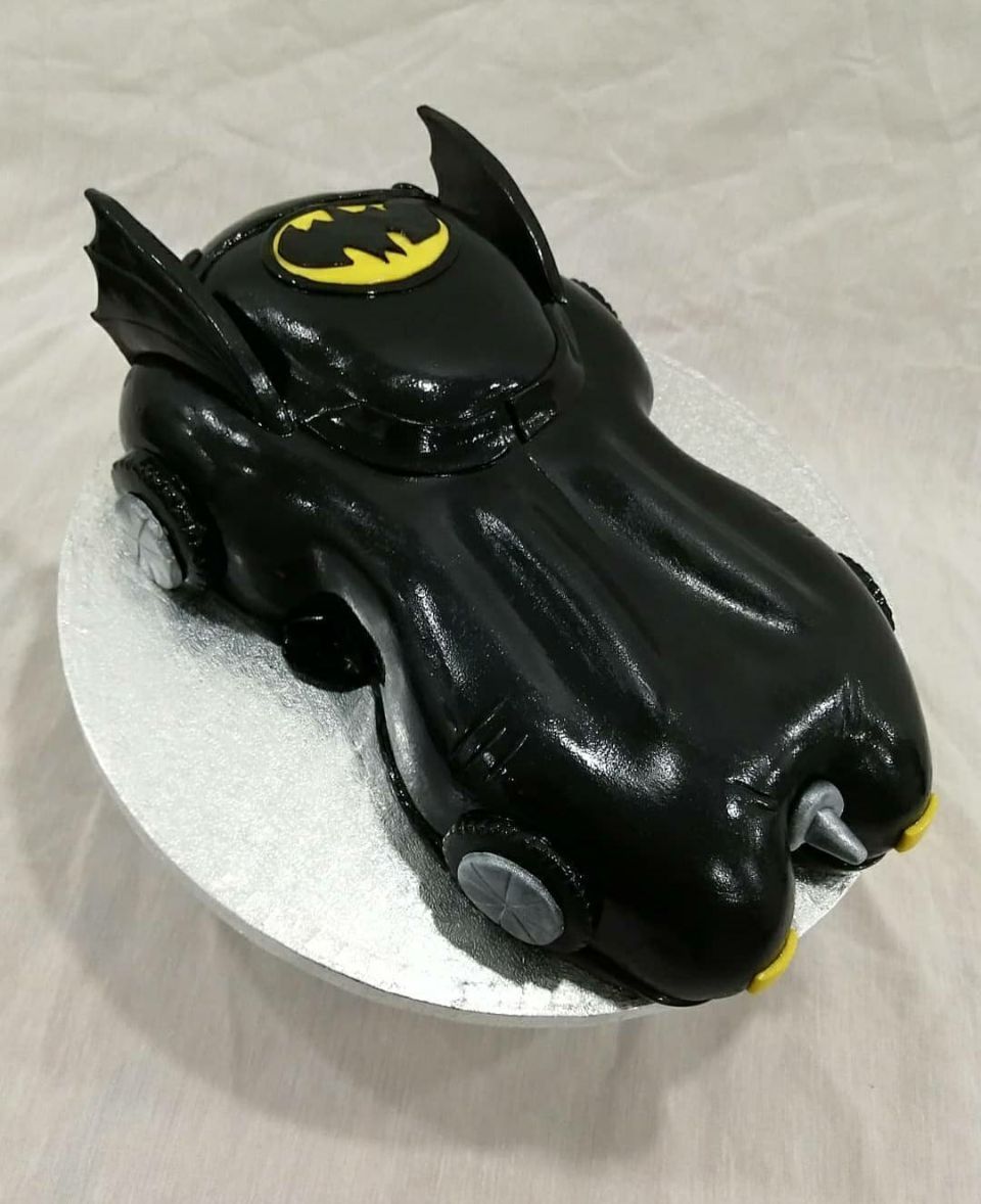 Batmanin auto -täytekakku