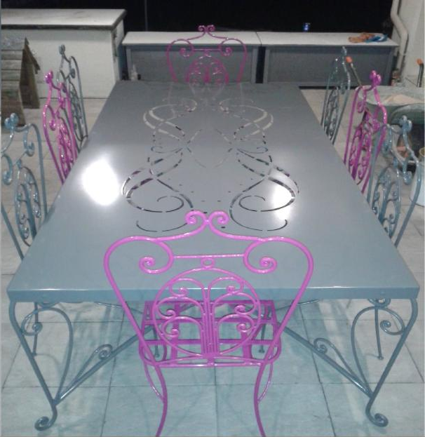 Table métallique thermolaquée.