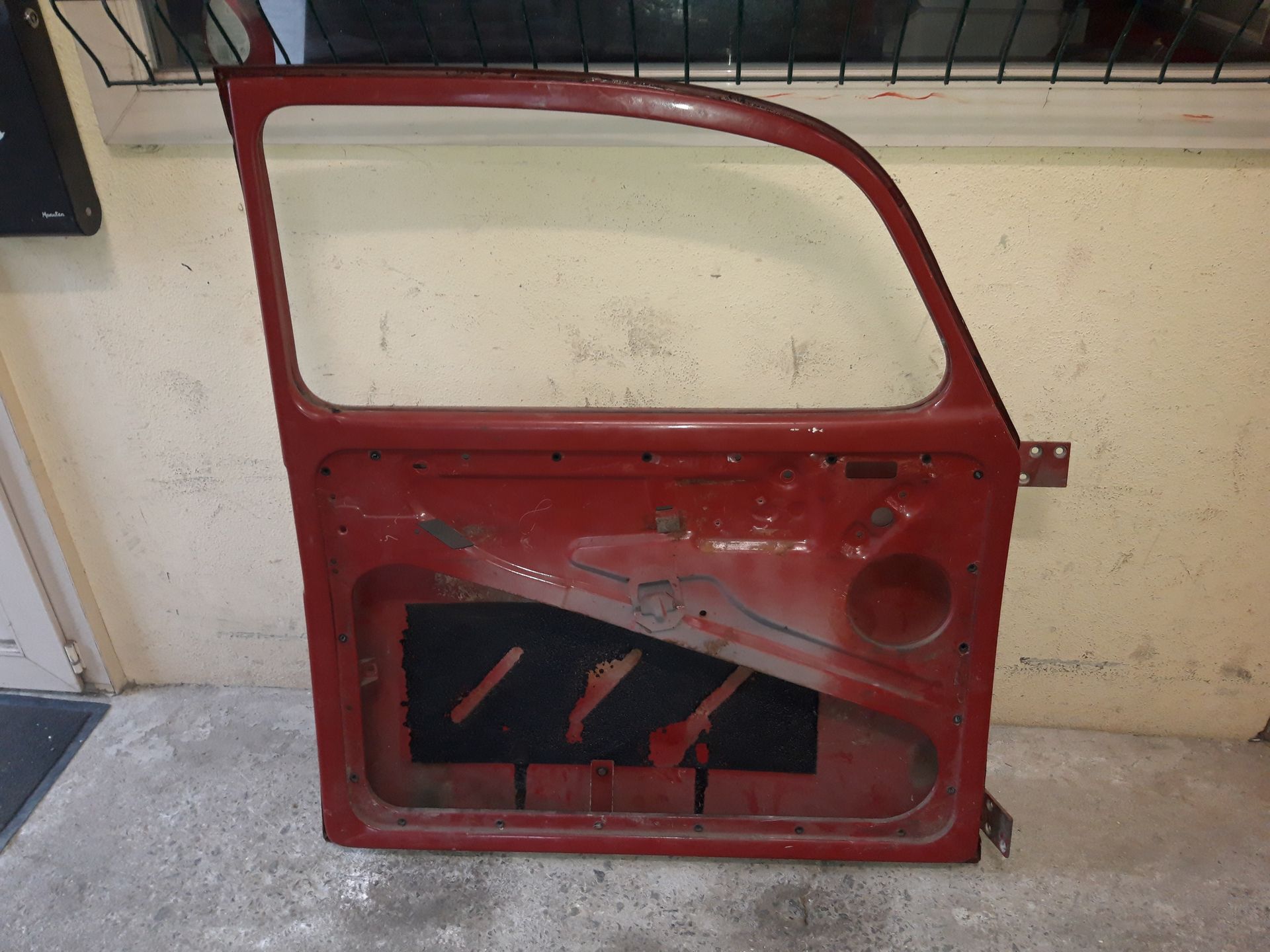 Portière de voiture thermolaquée en rouge.