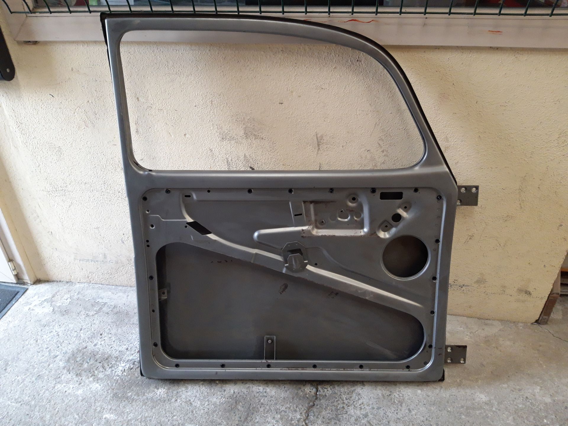 Cadre de portière gris, vue intérieure.