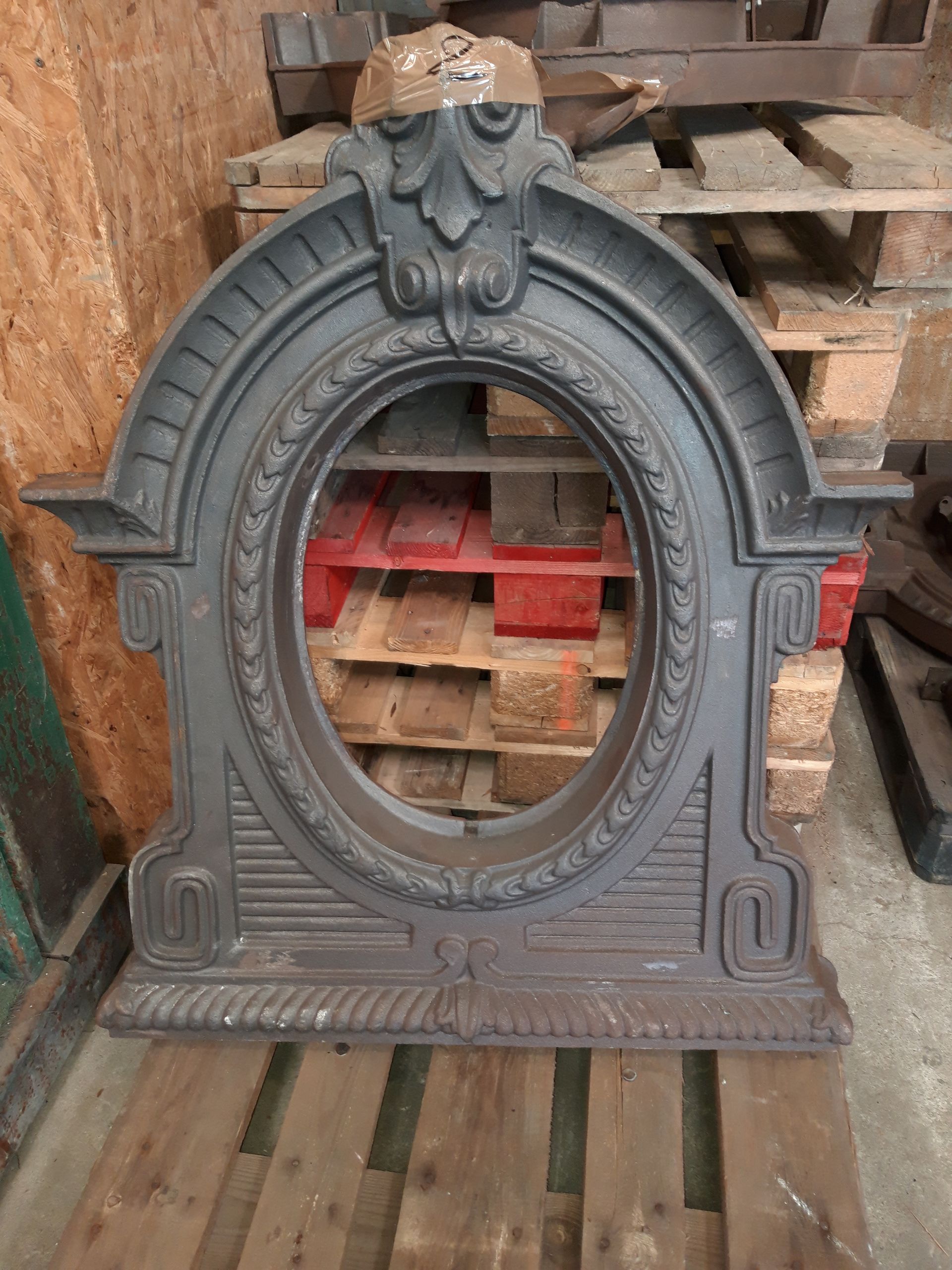 Œil-de-bœuf ancien confié à Berry Décap pour un décapage dans les règles de l'art