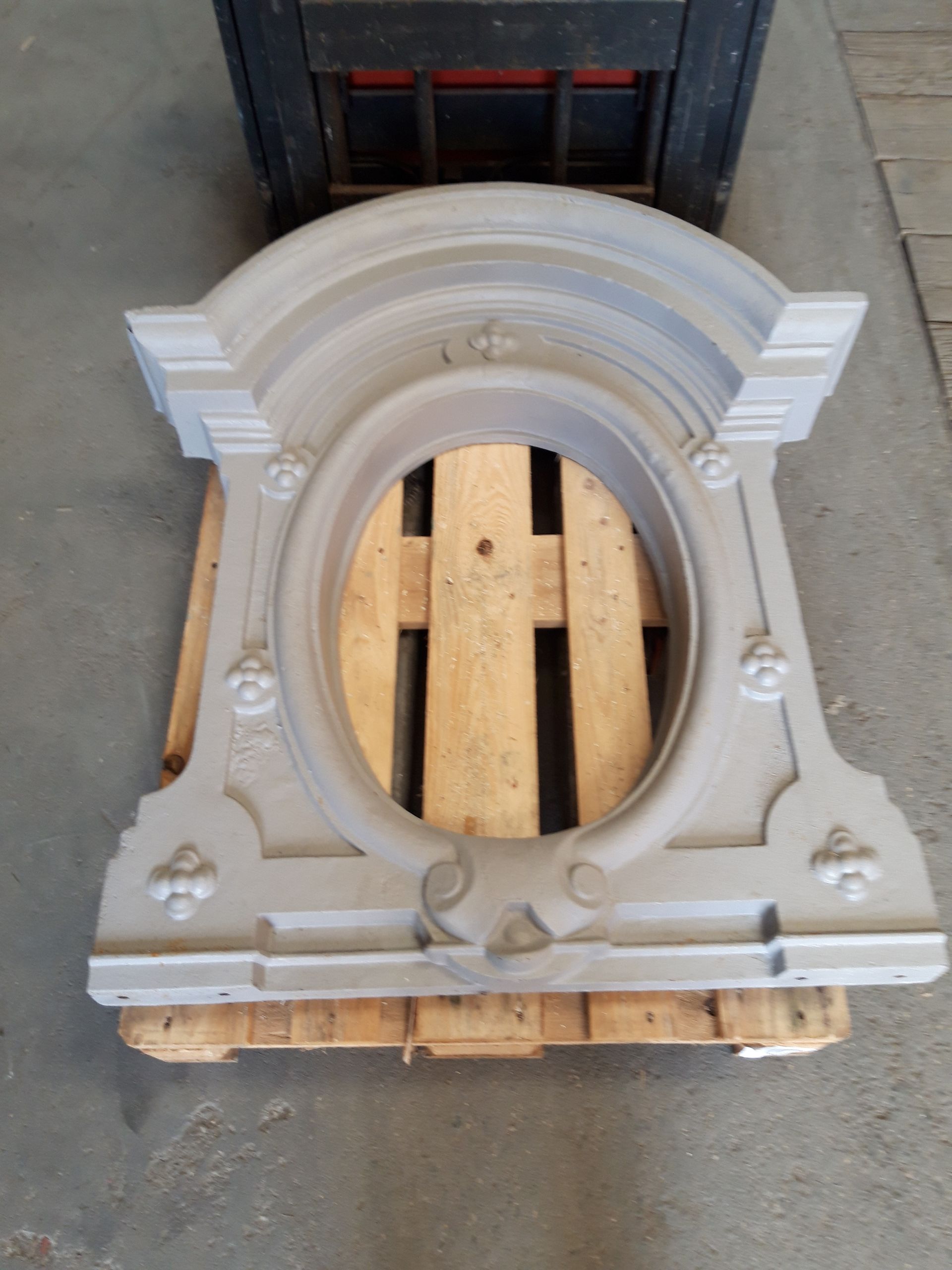 Œil-de-bœuf traditionnel qui vient d'être décapé.