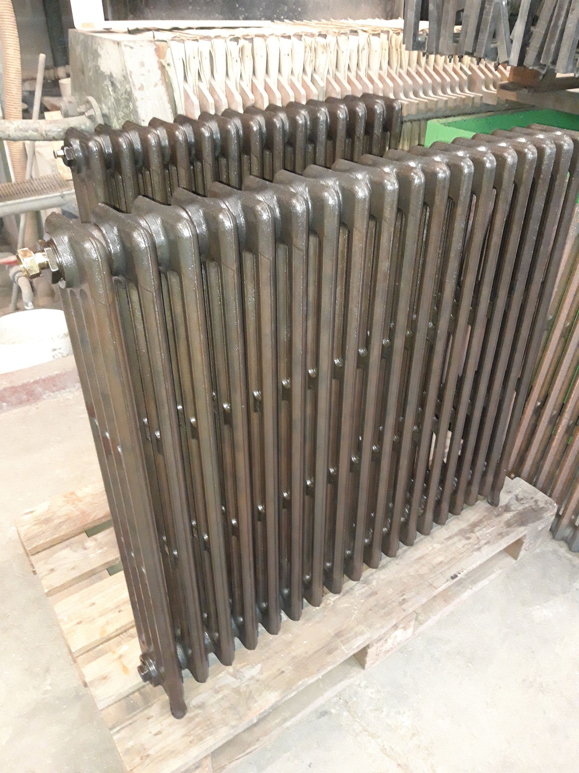 Exemple d'un radiateur qui est passé par un décapage au bain avant d'être thermolaqué.