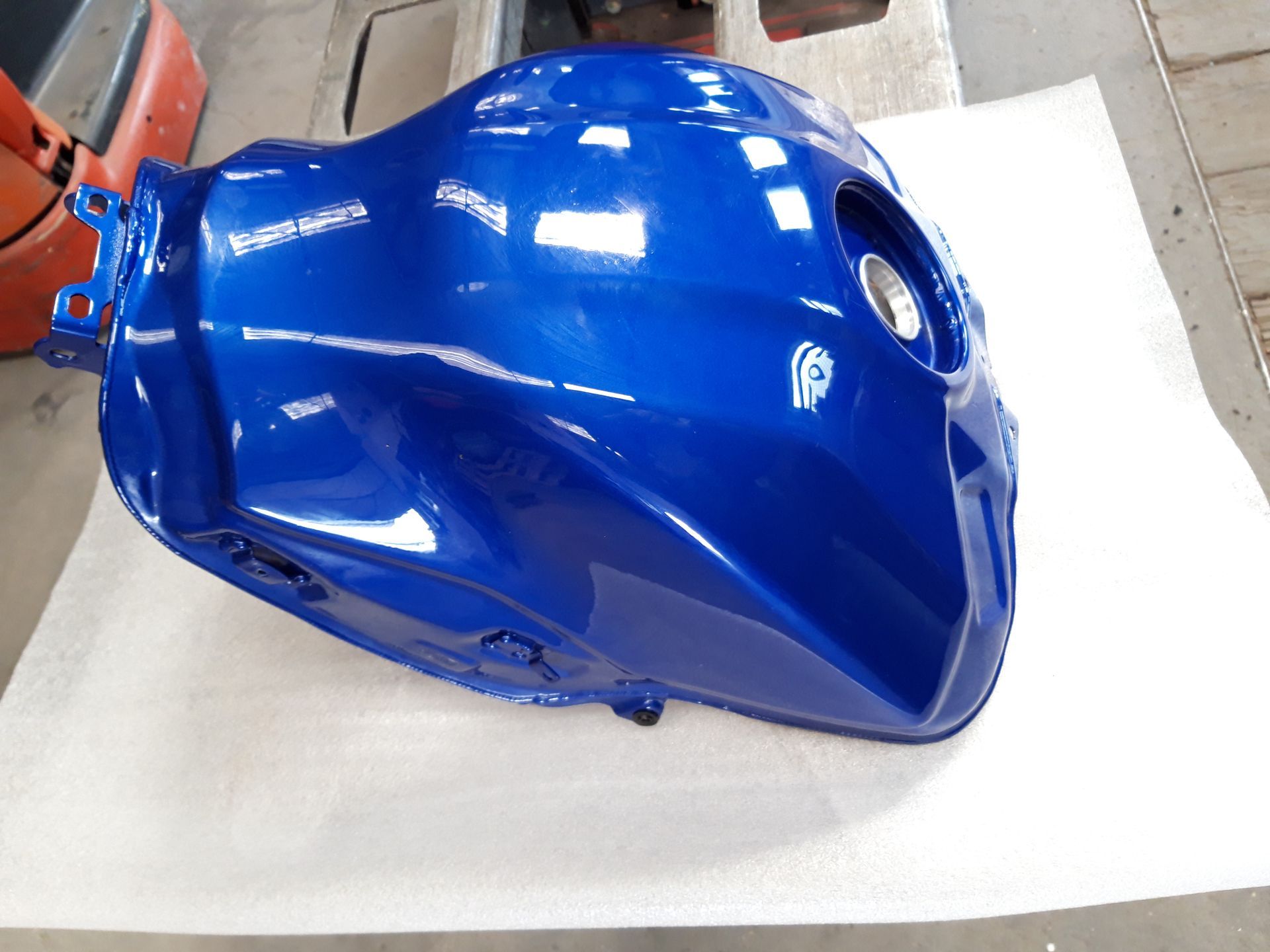 Pièce de moto thermolaquée en bleu.
