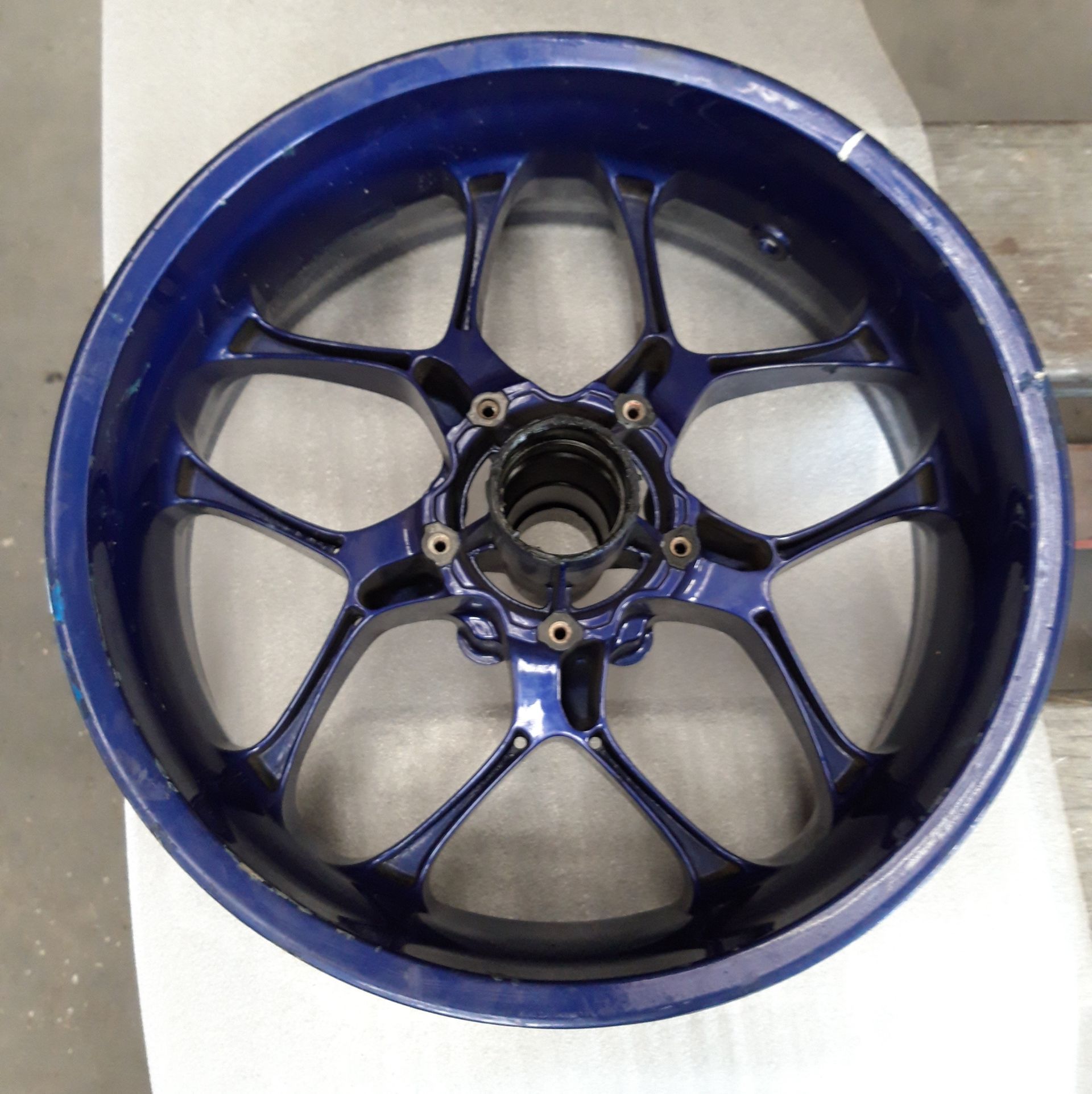 Enjoliveur décapé et dégraissé qui a bénéficié d'un thermolaquage.