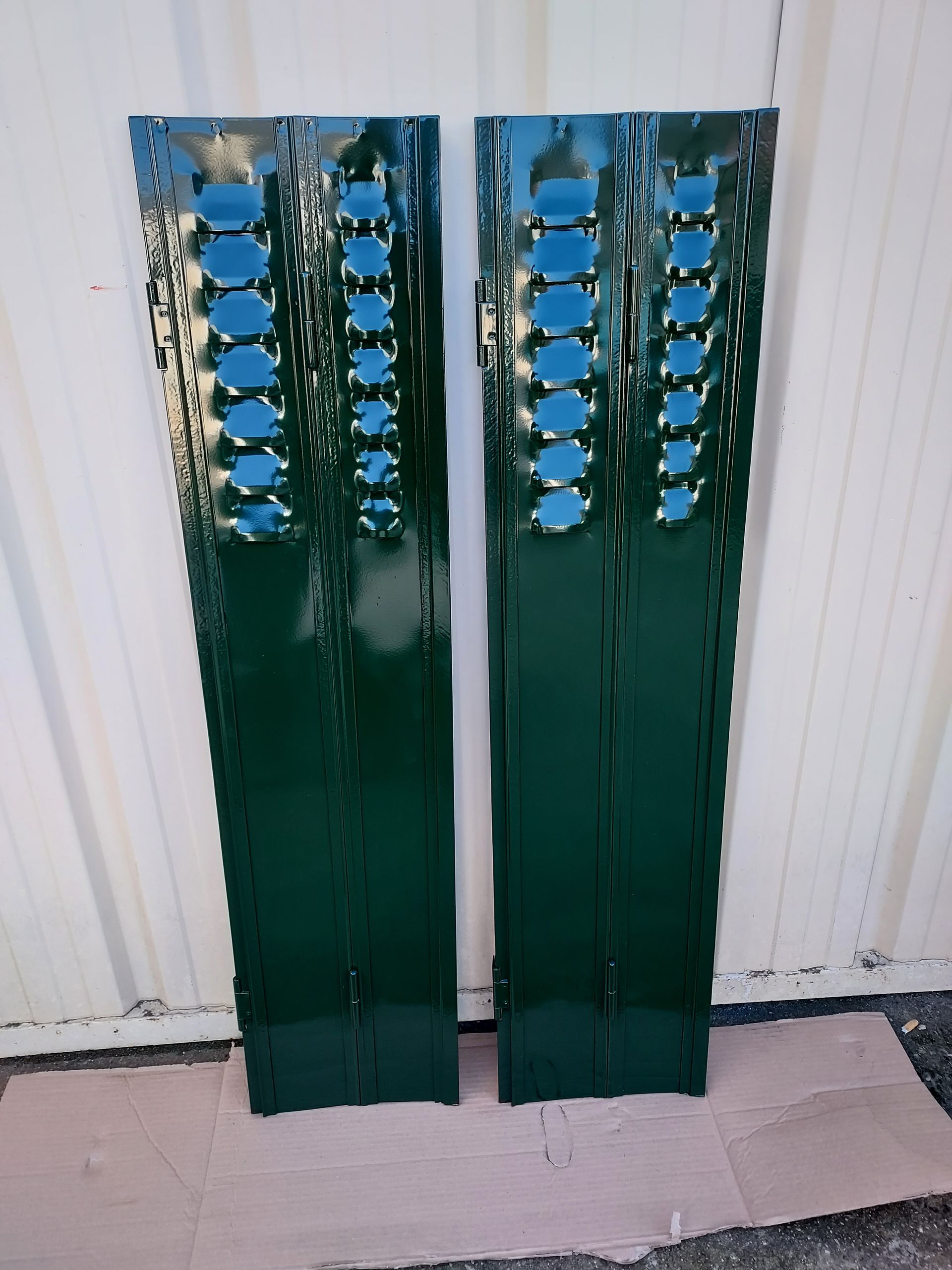 Persiennes thermolaquées en vert.