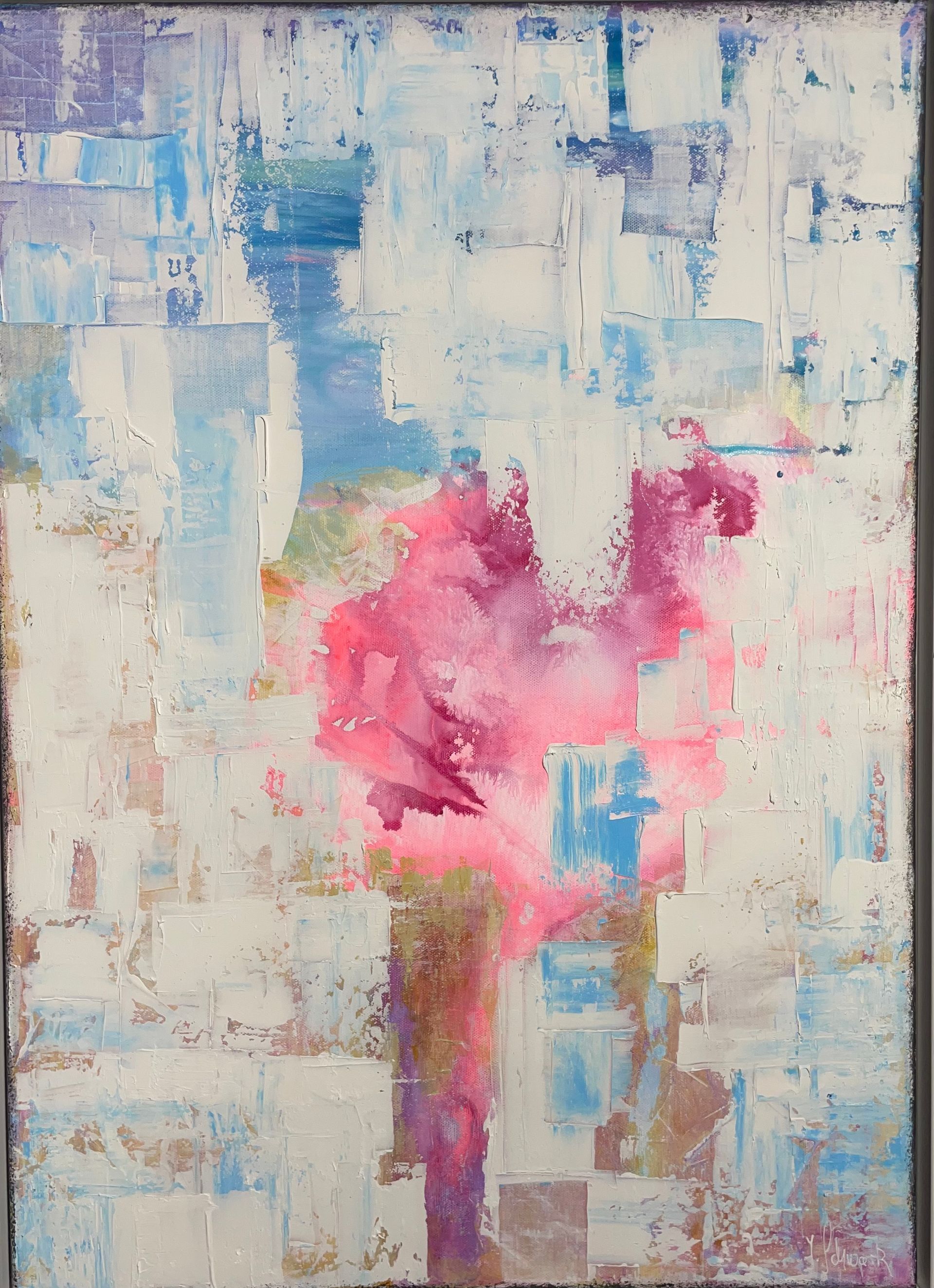 Abstraktes Gemälde mit rosafarbener Mittelfigur, hellblauem und weißem Hintergrund, Textur.