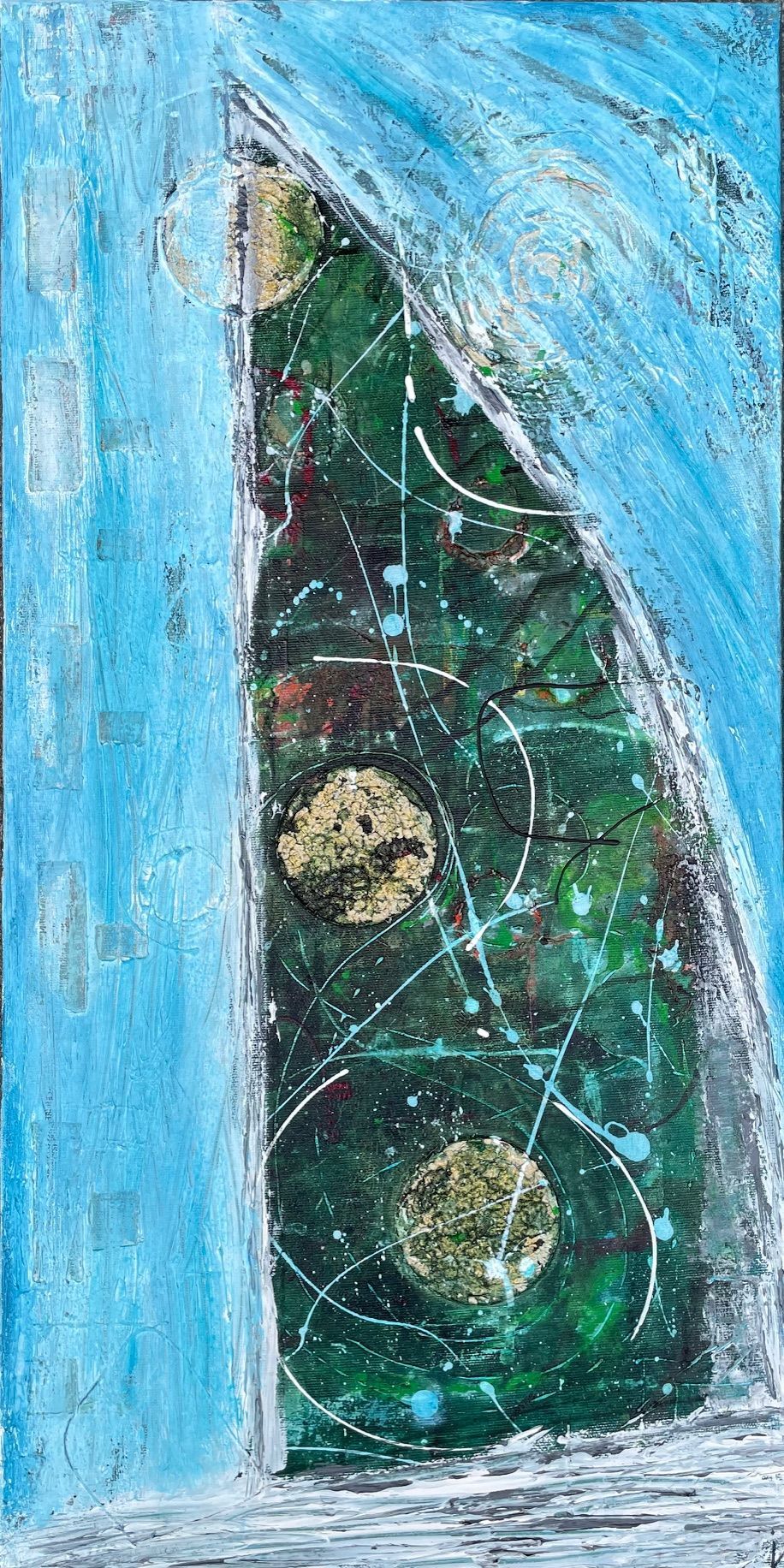 Abstraktes Gemälde mit blauen und grünen Farben, goldenen Kreisen und weißen Linien.