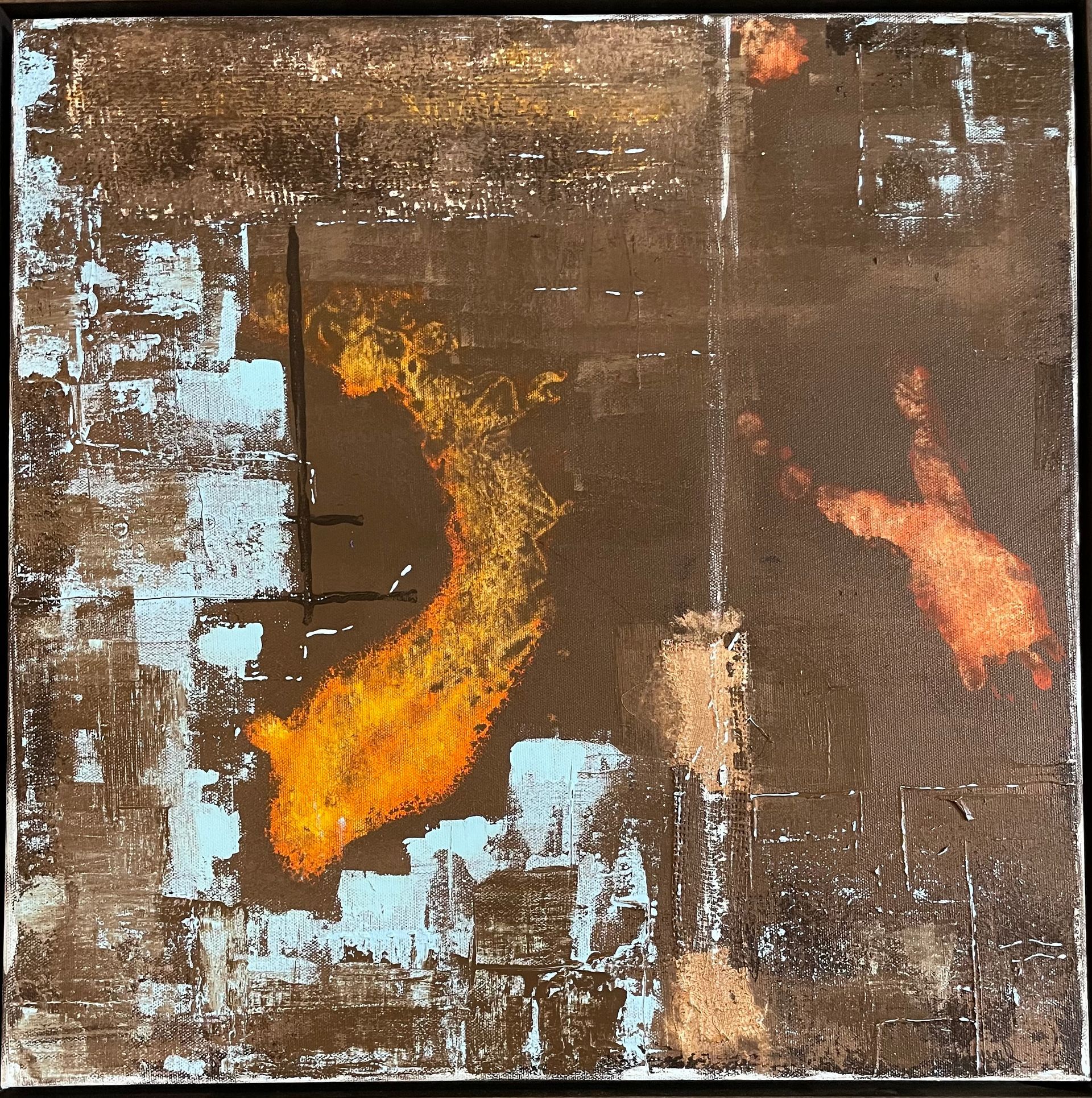 Abstraktes Gemälde in Braun-, Orange- und Blautönen. Wirbelnde orange Formen vor einem strukturierten braunen Hintergrund.