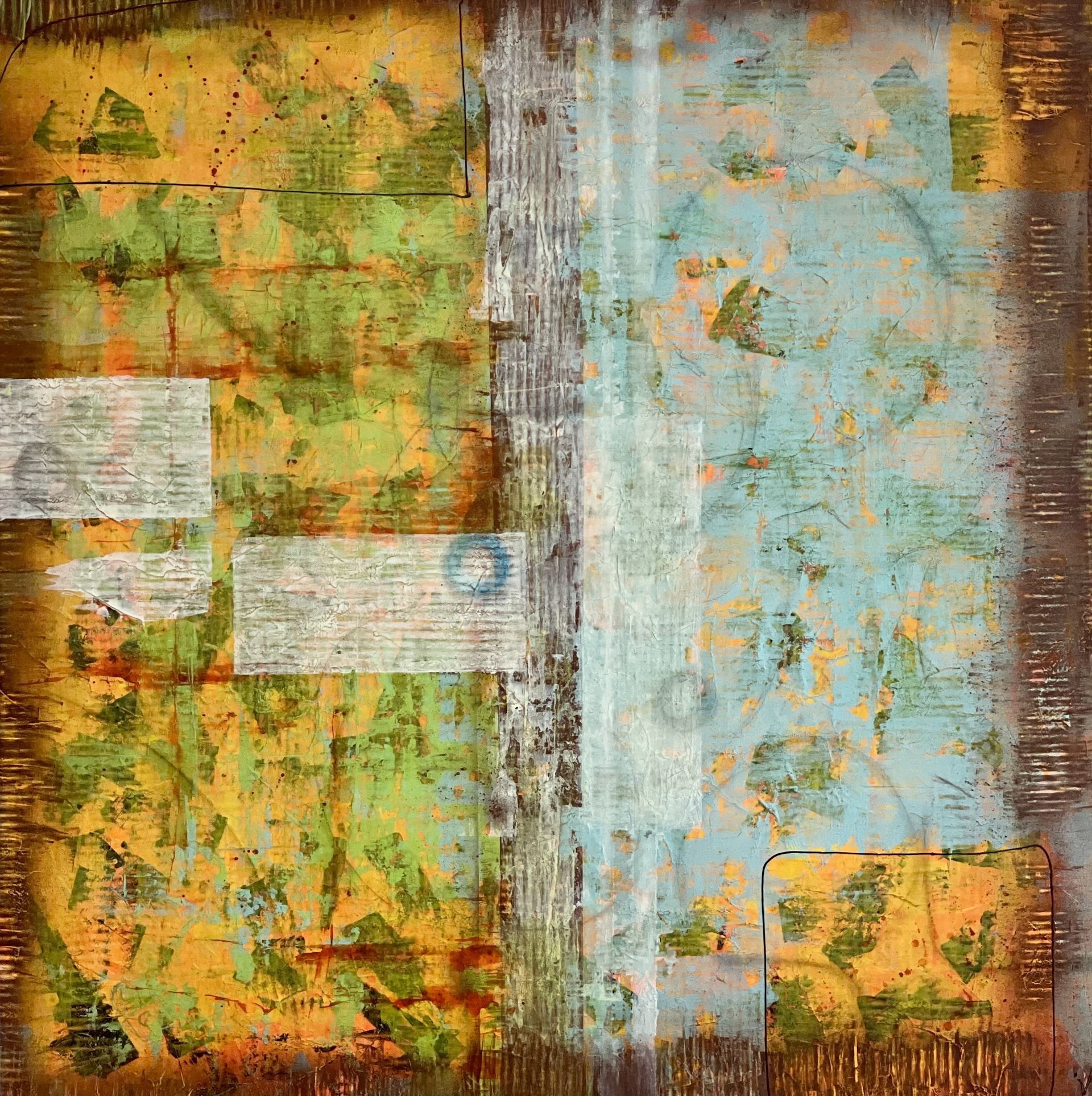 Abstrakte Kunst mit gelben, grünen und blauen, geschichteten Texturen. Weiße rechteckige Elemente und ein zentraler vertikaler, holzähnlicher Streifen.