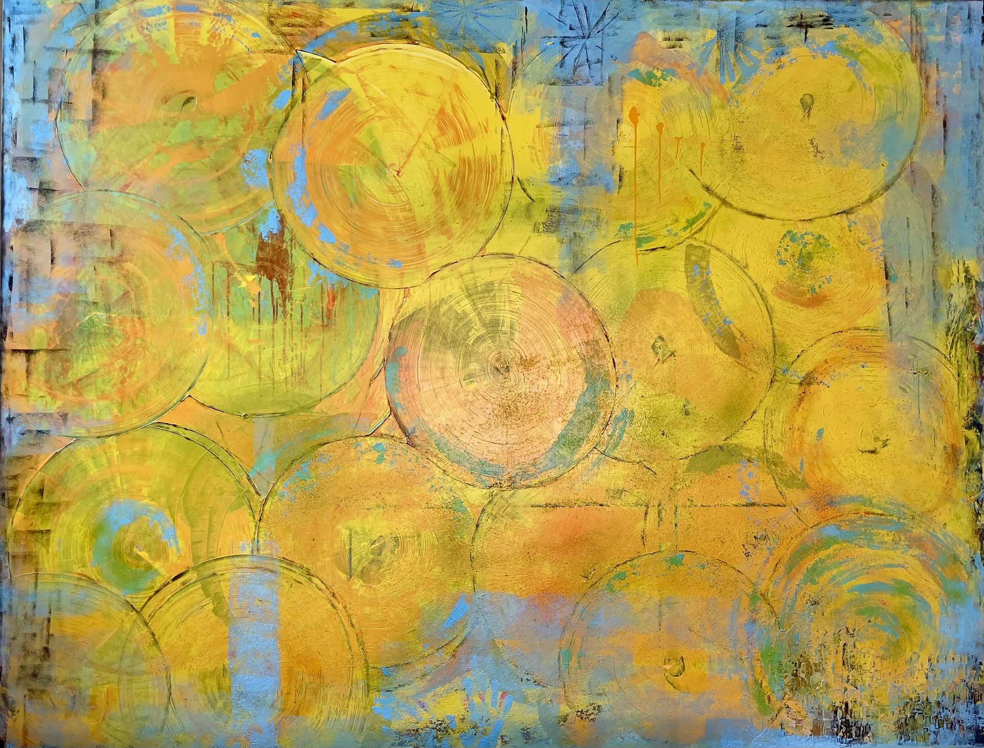 Abstraktes Gemälde mit sich überlappenden gelben Kreisen auf blau-gelbem Hintergrund.