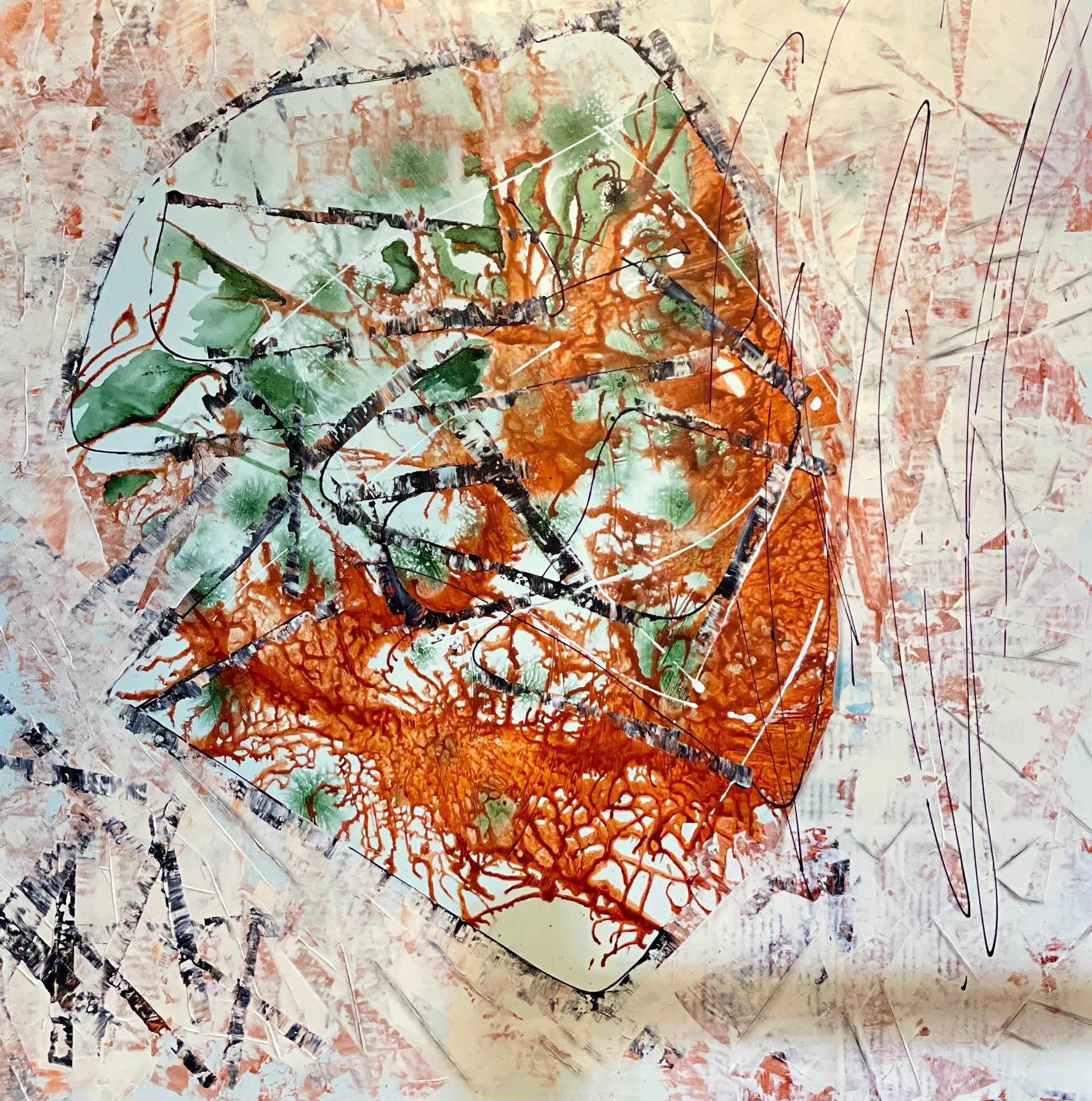 Abstrakte Kunst: Orange und grüne Muster innerhalb einer blassen geometrischen Form vor einem strukturierten weißen Hintergrund mit schwarzen Linien.