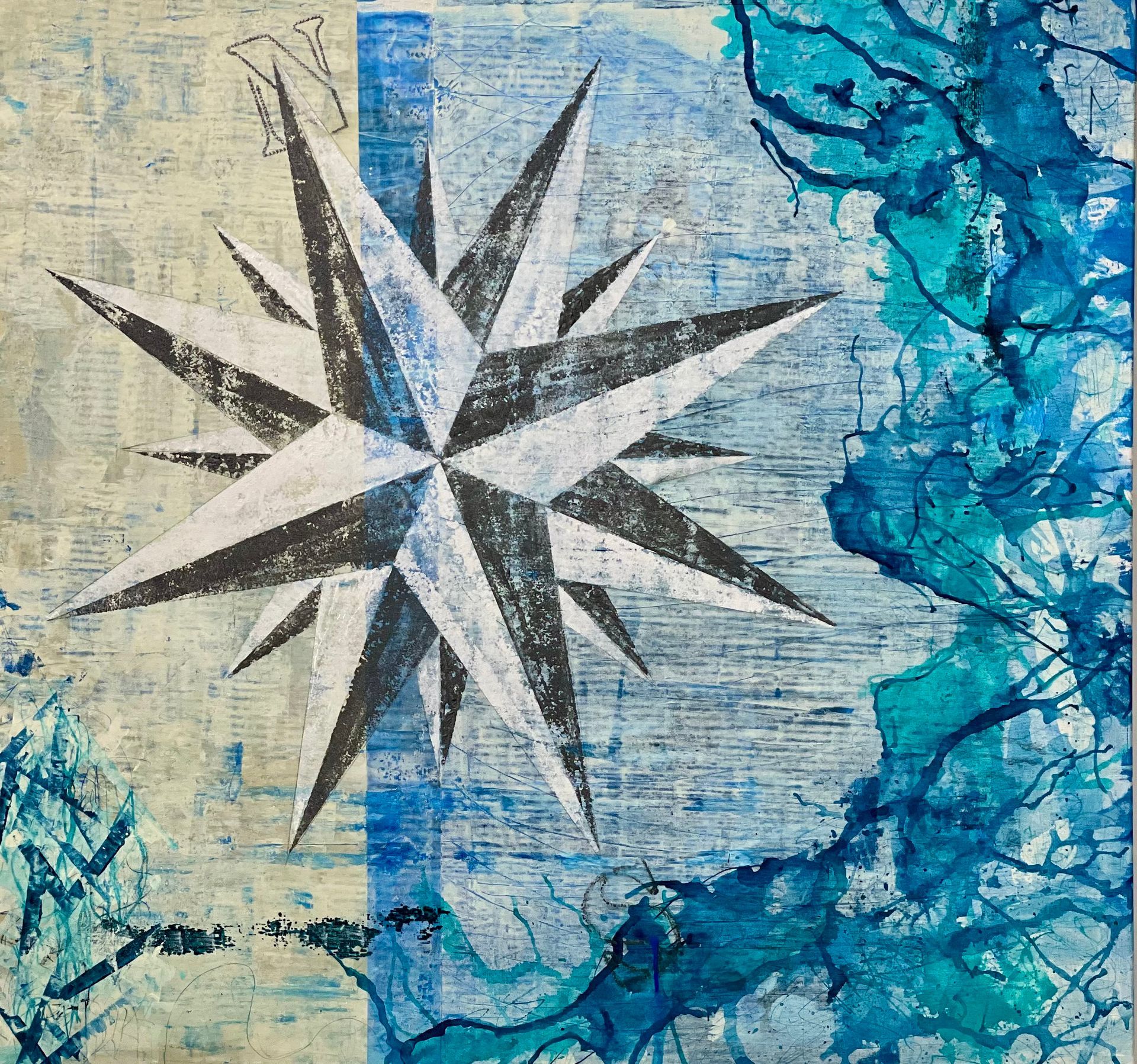 Kompassstern vor strukturiertem blau-weißem Hintergrund mit blauen Farbtupfern.