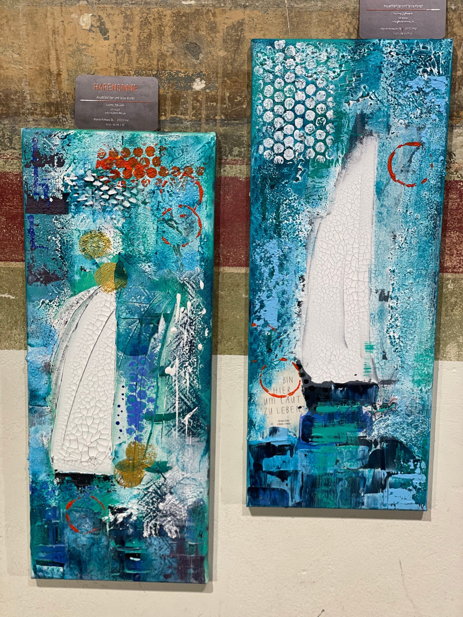 Zwei abstrakte, vertikale Gemälde mit strukturierten weißen Formen und blauem, türkisfarbenem und goldenem Hintergrund.