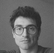 Um homem de óculos está tirando uma selfie em uma foto em preto e branco.