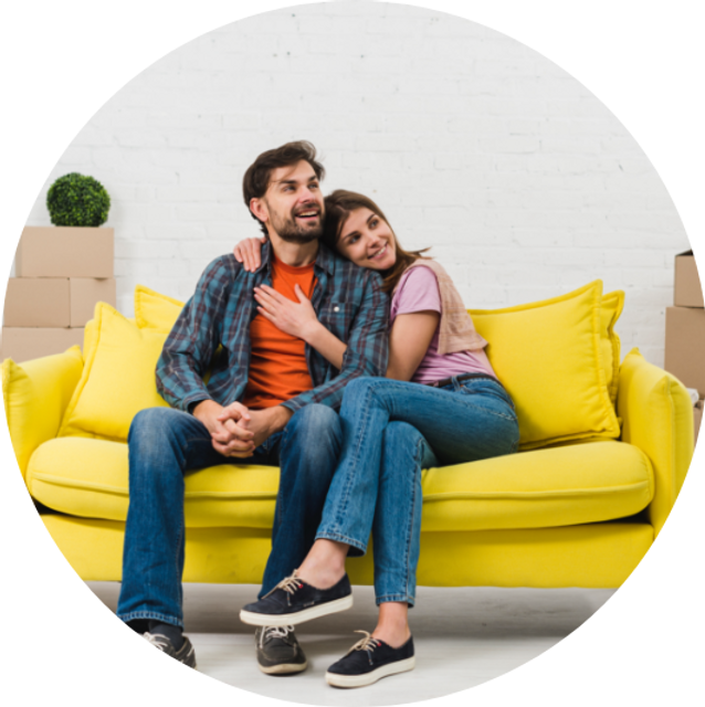 Um homem e uma mulher estão sentados em um sofá amarelo.