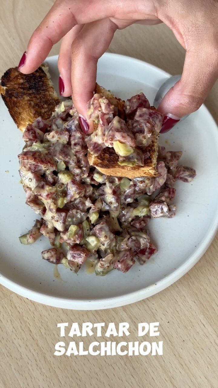 Persona sosteniendo pan tostado con 