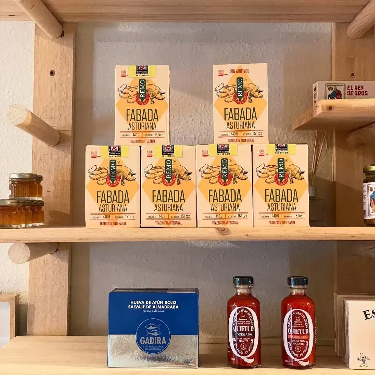 Estante de madera con productos alimenticios envasados.