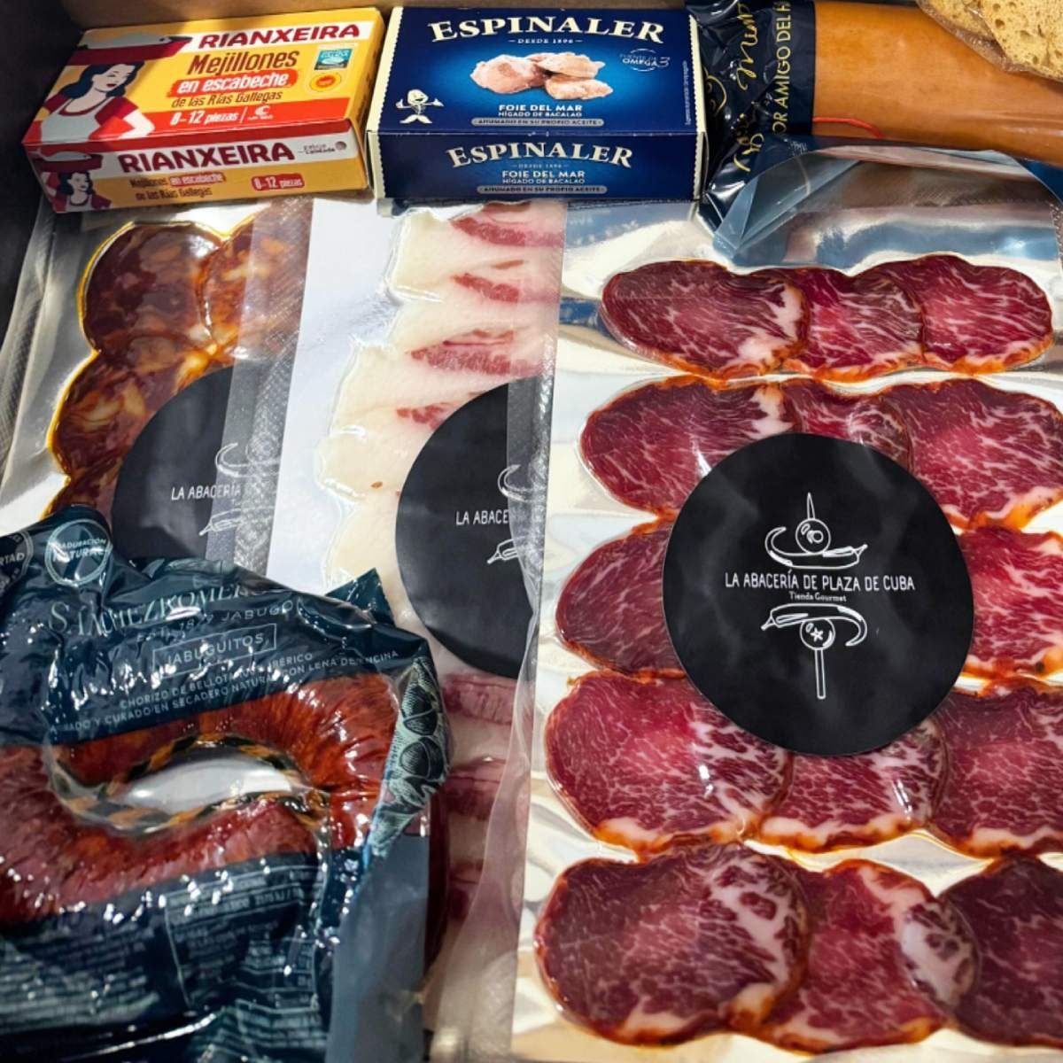 Surtido de embutidos y quesos españoles en caja. Incluye chorizo, lomo y conservas Espinaler.