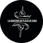 Logotipo circular negro con contorno blanco de brochetas: chiles, tomate y estrella. Texto: La Abacería de Plaza de Cuba.