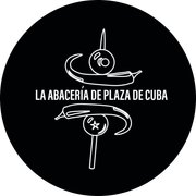 Logotipo circular negro con contorno blanco de brochetas: chiles, tomate y estrella. Texto: La Abacería de Plaza de Cuba.