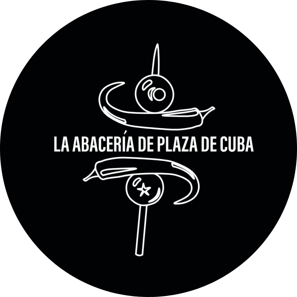 Logotipo circular negro con contorno blanco de brochetas: chiles, tomate y estrella. Texto: La Abacería de Plaza de Cuba.
