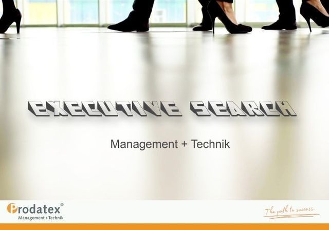 Eine Gruppe von Menschen geht vor einem Schild mit der Aufschrift „Executive Search Management Technik“