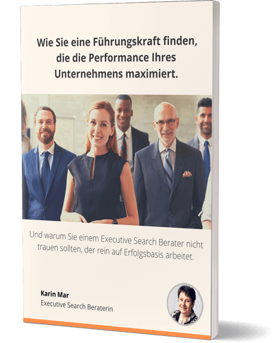 Eine Gruppe von Menschen in Anzug und Krawatte steht nebeneinander.