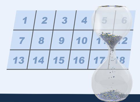 Mann im Anzug betrachtet das Spiegelbild eines lächelnden Mannes im Anzug. Text: SELBSTREFLEXION.