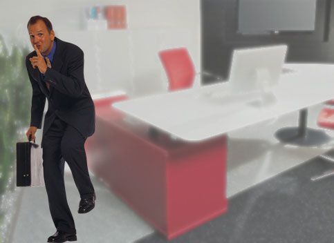 Mann im Anzug betrachtet das Spiegelbild eines lächelnden Mannes im Anzug. Text: SELBSTREFLEXION.