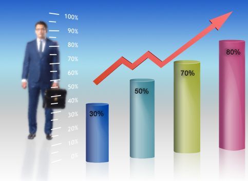 Mann im Anzug betrachtet das Spiegelbild eines lächelnden Mannes im Anzug. Text: SELBSTREFLEXION.