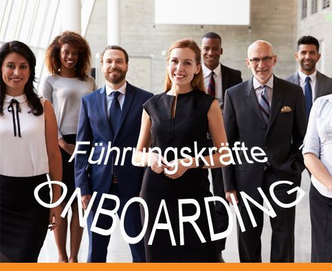 Eine Gruppe von Fachleuten, darüber der Text „Führungskräfte Onboarding“. Sie stehen lächelnd in einem Büro.