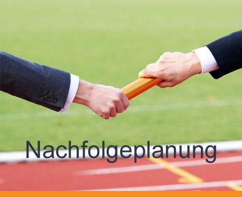 Zwei Geschäftsleute übergeben einen Staffelstab auf einer Bahn; darüber ist der Text „Nachfolgeplanung“ eingeblendet.
