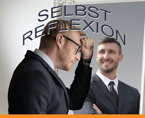 Mann im Anzug betrachtet das Spiegelbild eines lächelnden Mannes im Anzug. Text: SELBSTREFLEXION.