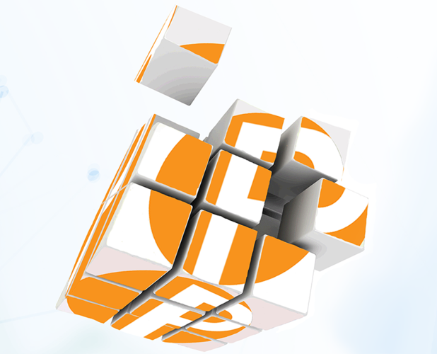 Ein weiß-oranger Würfel mit dem Buchstaben F darauf