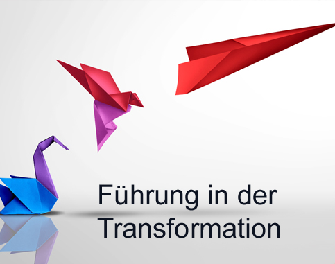 Ein rotes Papierflugzeug fliegt neben einem lila Papierflugzeug und die Worte „Führung in der Transformation“