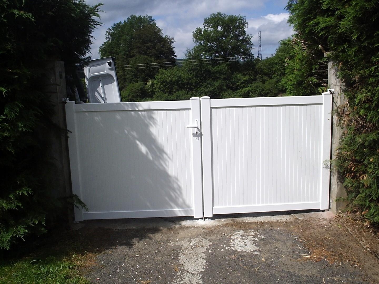 portail battant pvc blanc