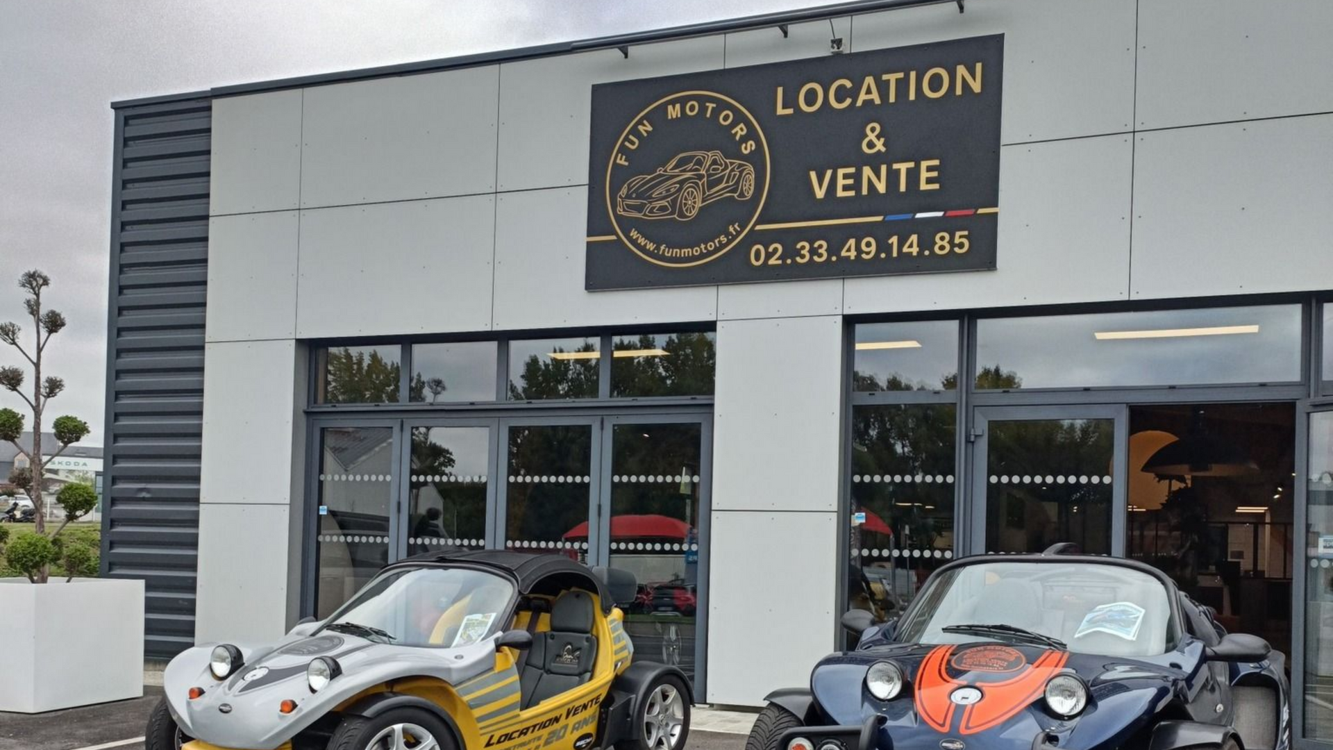 Deux buggys garés devant une devanture de FUN MOTORS.